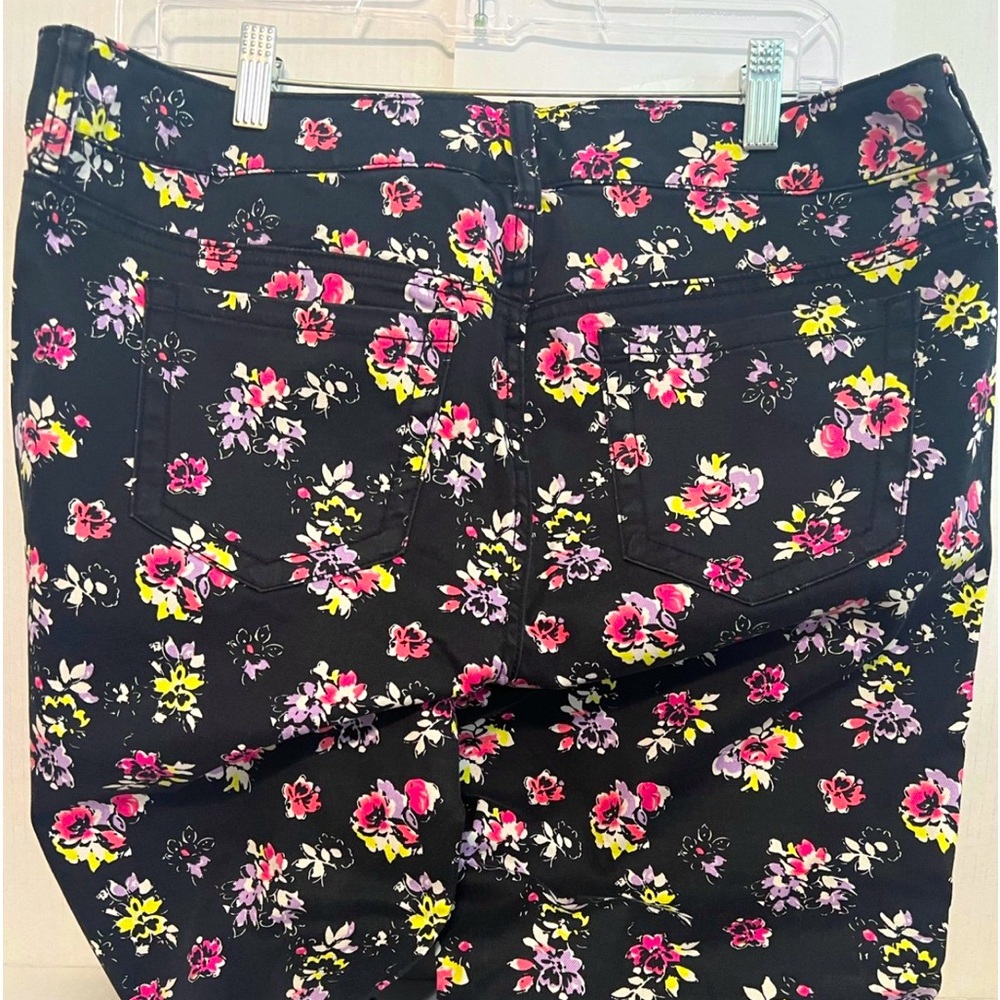 Torrid size 12 Women ‘s Capris approximately 21” from waste - -